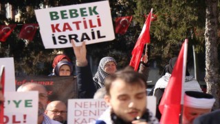Hekimler gerçekleştirdikleri ‘sessiz yürüyüş ile İsraili bir kez daha kınadı
