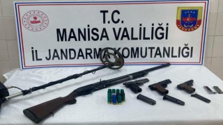 İki evde yapılan aramada ruhsatsız silah ve tüfekler ele geçirildi