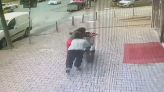 İki kız elektrikli motosikleti iterek çalmaya çalışırken esnafa yakalandı