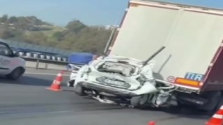 İki tırın arasında kalan araç kağıt gibi ezildi, 1 kişi öldü