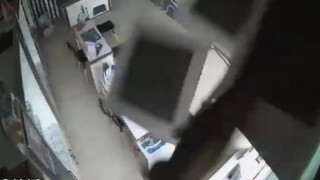 İnanılmaz olay...Kırılan tavandan aşağı kedi böyle düştü