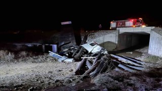 İnşaat demiri yüklü tır 3 metrelik menfezden aşağı düştü