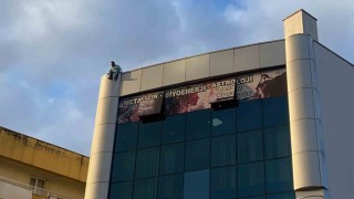 İş merkezinin çatısına çıktı, yürekler ağza geldi