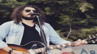 İstanbulda müzisyene tekmeli yumruklu saldırı: O anlar kameraya yansıdı