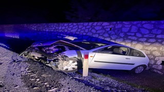 İstinat duvarına çarpan otomobilin sürücüsü yaralandı