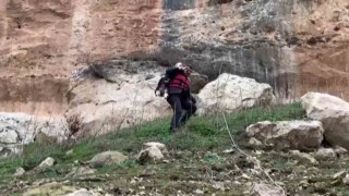 İtfaiye eri kayalıklarda kurtardığı keçiyi sırtında taşıyarak indirdi