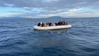 İzmir açıklarında 23ü çocuk 43 göçmen kurtarıldı
