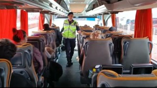 İzmir jandarmasından yolculara emniyet kemeri bilgilendirmesi