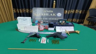 İzmirde 15 kişi kumar oynarken suçüstü yakalandı