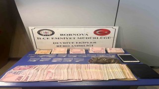 İzmirde bir aracın teyp bölümünden kokain ve binlerce lira çıktı