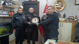 İzmirde dolanan bayrağı düzelten bekçilere plaket