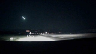 İzmirde gökyüzünde heyecan uyandıran görüntü: Meteor düştü iddiası