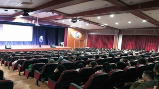 İzmirde “Kuran-ın Mucizeleri” konferanslarına öğrencilerden yoğun ilgi