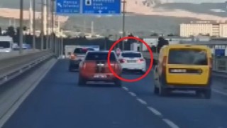 İzmirde makas atarak trafiği tehlikeye atan sürücü yakalandı