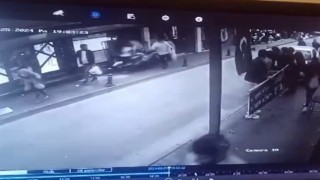 İzmirde motosiklet kaldırımda yürüyen yayaların arasına daldı: 3 yaralı