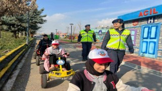 Jandarmadan öğrencilere temel trafik eğitimi