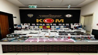 Kaçak telefon kılıfı ve elektronik ürünler ele geçirildi