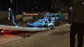 Kafa kafaya çarpışan iki otomobil hurdaya döndü: 3 yaralı