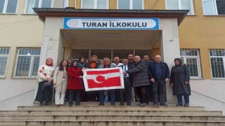 Kahramanmaraşta 7den 77ye el birliğiyle ilmek ilmek Türk Bayrağı