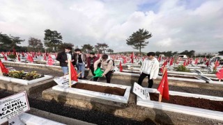 Kahramanmaraşta depremin yıldönümünde mezarlıklar doldu taştı