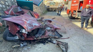 Kamyondan düşen iş makinesi park halindeki otomobili ezdi