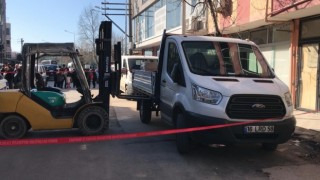 Kamyonetin altında kalan yaşlı kadın hayatını kaybetti