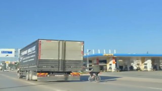 Kamyonun kasasına tutunarak bisikletiyle kilometrelerce ilerledi