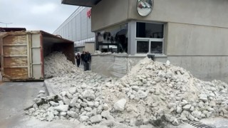 Kamyonuna çarpan aracı takip ederken kaza yaptı