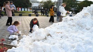 Kar yağmayan Antalyaya çocuklar için yaylalardan kamyonlarla kar getirildi