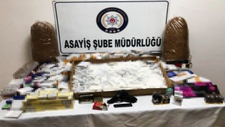 Karabükte ruhsatsız silah ve bandrolsüz sigara ele geçirildi