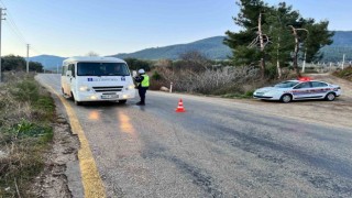 Karacasuda okul servis araçları denetlenerek, öğrenciler bilgilendirildi