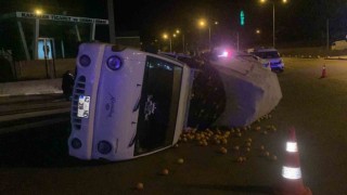 Karamanda devrilen narenciye yüklü kamyonetin sürücüsü ölümden döndü