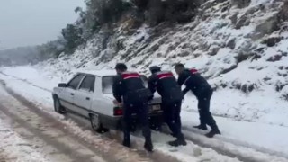 Karda mahsur kalanlara jandarma yetişti