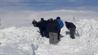 Karla kaplı yolu küreklerle açmaya çalıştılar