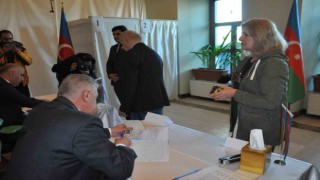 Karsta Azerbaycanlılar Cumhurbaşkanı seçimi için oy kullanıyor