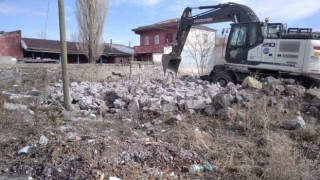 Karsta metruk binaların yıkımı sürüyor