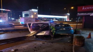 Kartalda kontrolden çıkan araç bariyerlere ve park halindeki taksiye çarptı: 4 yaralı