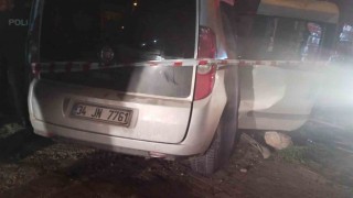 Kartalda otomobil inşaat alanına girdi: 3 yaralı