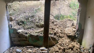 Kayan toprak evin duvarını yıktı