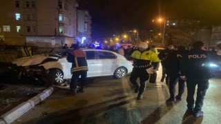 Kayseride otomobil direğe çarptı: Anne ve kızı yaralandı