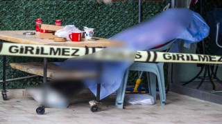 Kendisine ait kuaför dükkânının önündeki sandalyede ölü bulundu