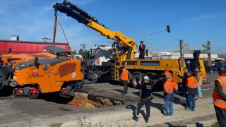 KGMnin iş makinesi düzeltmeye çalıştığı çukuru obruğa çevirdi