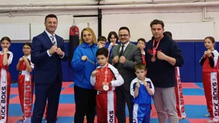 Kick Boks Şampiyonasından derece ile dönen baba oğula Kaymakam Hakan Alkandan ödül