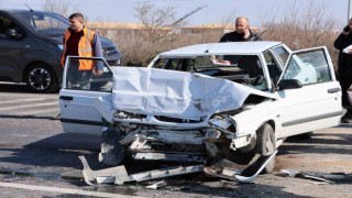 Kırmızı ışıkta bekleyen araca çarpan otomobilin sürücüsü ve eşi hayatını kaybetti
