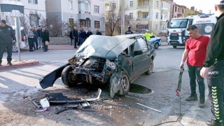 Kırmızı ışıkta bekleyen minibüse otomobil çarptı: 1 ölü, 2 yaralı