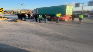 Kırmızı ışıkta geçen motosiklet, otomobille çarpıştı: 1 yaralı