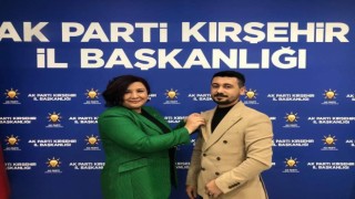 Kırşehirde CHPden istifa eden üyeye yeni rozetini AK Parti İl Başkanı Ünsal taktı