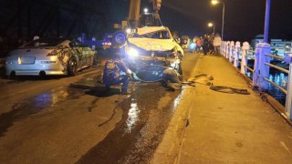 Kızgın sürücü aracıyla otomobile vurup köprüden nehre uçtu: 2 ölü
