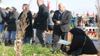Kızıyla birlikte 16 saat enkaz altında kalan baba mezarlıkta duygulu anlar yaşadı