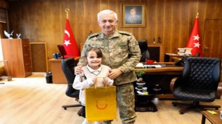 Kolordu Komutanı Tümgeneral Tevfik Alkan, minik öğrencileri kabul etti